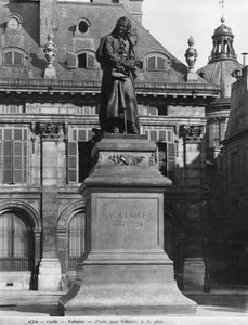 Statue von Voltaire von Joseph Michel Caille (1836-81) Quai Voltaire, späte 19. Jahrhundert
