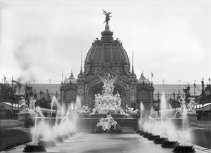Ansicht der Zentralen Kuppel und des Brunnens Coutan, Weltausstellung, Paris, 1889 von Adolphe Giraudon