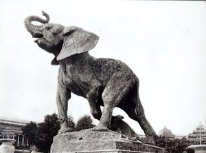 Junger Elefant in einer Falle (1878) von Emmanuel Fremiet (1824-1910) vor dem Trocadero-Palast, gebaut für die Weltausstellung (1878), Paris, 1888 von Adolphe Giraudon