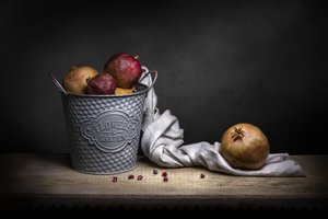 Rustikales Granatapfel Stillleben