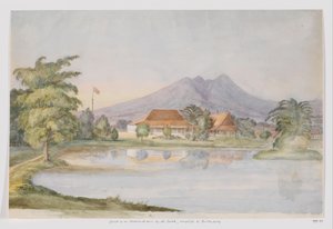 Ansicht eines Hauses mit niederländischer Flagge und Teich vor einem Berg, West-Java