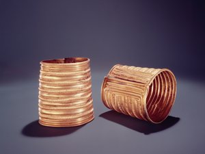 Paar Armreifen, aus Derrinboy, County Offaly, Mittlere Bronzezeit
