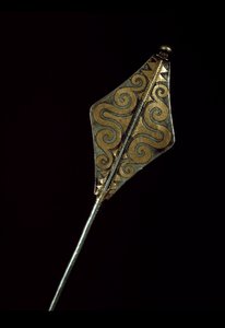 Prähistorie: silberne Brosche mit Gold eingelegt aus dem Schatz von Borodino (Region Odessa). 1500 v. Chr. Bronzezeit von Age Bronze