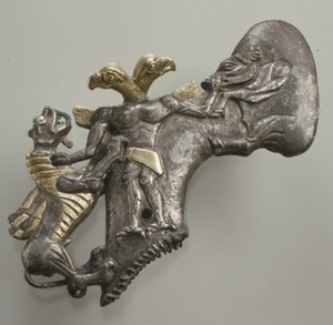 Axtkopf mit Schaftloch und vogelköpfigem Dämon, Eber und Drache, ca. spätes 3. bis frühes 2. Jahrtausend v. Chr.