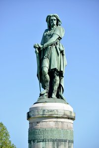 Kolossale Statue von Vercingetorix (72-46 v. Chr.), Gallischer Anführer - Skulptur von Millet Aime (1819-1891) 6,60 m hoch, errichtet 1865 im westlichen Teil des Mont Auxois (Sockel 7 m hoch von Viollet Le Duc) Alise Sainte Reine 1865 von Aime Millet
