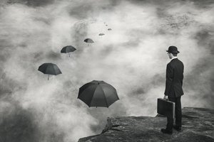 Mann und Schwebende Regenschirme