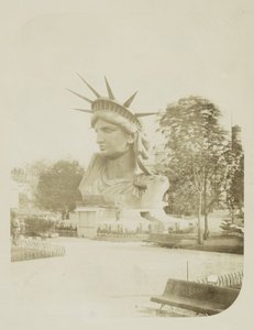Kopf der Freiheitsstatue im Park in Paris ausgestellt, 1883 von Albert Fernique
