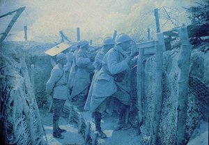 Ein französischer Horchposten: Soldaten in einem Schützengraben an der Westfront, Frankreich, 1916 von Albert Samama Chikli