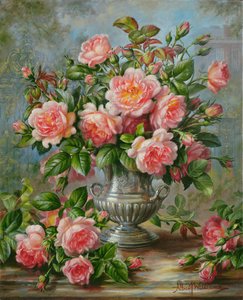 Englische Eleganzrosen in einer Silbervase