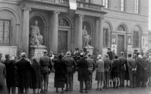 Menschenmenge auf der Piazza Duomo anlässlich des Besuchs von König Vittorio Emanuele III. in Florenz