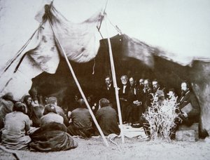 General William T. Sherman (1820-91) leitet den Vertrag von Fort Laramie mit Häuptling Red Cloud, April 1868 von Alexander Gardner