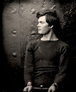 Lewis Powell in Handfesseln an Bord der USS Saugus, 1865 von Alexander Gardner