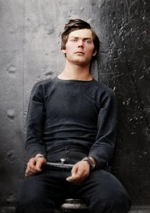 Lewis Powell in Handfesseln an Bord der USS Saugus, 1865
