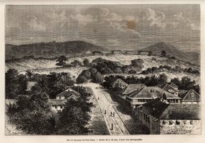 Straße und Kasernen von Freetown, Sierra Leone, Gravur nach der Zeichnung von A. de Bar, zur Illustration der Reise an die Küste Afrikas, 1868, von Vizeadmiral Fleuriot de Langles, veröffentlicht in Le tour du monde 1873, herausgegeben von Edouard Charton, von Alexandre de (after) Bar