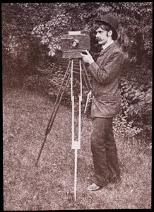 Selbstporträt mit Kamera, Stativ und Pistole von Alfred Stieglitz