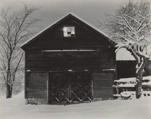 Die schwarze Scheune & weißer Schnee von Alfred Stieglitz