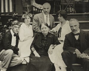 Ohne Titel (Stieglitz, Agnes, Mutter Hedwig, Julius, Selma und Lee auf den Oaklawn-Stufen) von Alfred Stieglitz