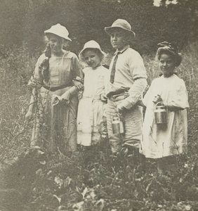 Ohne Titel Flora, Elizabeth, Howard & Kitty im Lake George Feld, 1903-05 von Alfred Stieglitz