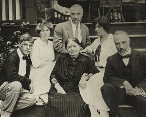 Ohne Titel Stieglitz, Agnes, Mutter Hedwig, Julius, Selma und Lee auf den Oaklawn-Stufen, 1910 oder 1912 von Alfred Stieglitz