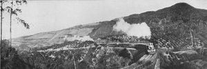 Eine Szene auf der Eisenbahn im Hinterland. Vorbeifahrt an einer Teeplantage in Nanu Oya, um 1890, 1910 von Alfred William Amandus Plate