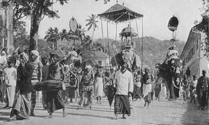 Kandy. Perahera-Prozession, ca. 1890, 1910 von Alfred William Amandus Plate