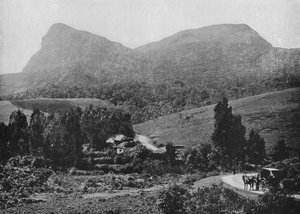 Auf dem Weg nach Hakgalla. Hakgalla-Felsen in der Ferne, c1890