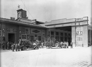 Träger vor dem Bahnhof, entworfen von Enrico Maria Antonia Present (an der Stelle, wo der neue Bahnhof Santa Maria Novella steht), Florenz (s/w Foto) von Fratelli Alinari
