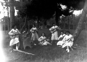 Villa Rosa Maltoni Mussolini: Schülerinnen beim Musikunterricht im Freien von Fratelli Alinari