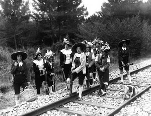 Villa Rosa Maltoni Mussolini: Gruppe von Jugendlichen posiert auf Eisenbahnschienen in traditionellen friulanischen Kostümen
