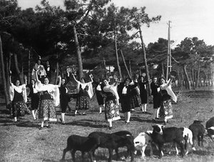 Villa Rosa Maltoni Mussolini: Gruppe von Jugendlichen in traditionellen neapolitanischen Kostümen (s/w Foto) von Fratelli Alinari
