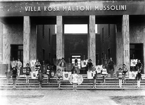 Villa Rosa Maltoni Mussolini: Gruppe junger Mädchen als Pagen verkleidet