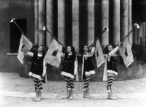 Villa Rosa Maltoni Mussolini: Gruppe junger Mädchen als Pagen verkleidet von Fratelli Alinari