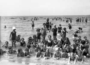 Villa Rosa Maltoni Mussolini: Sommerlager-Schüler, posierend während eines Schwimms (s/w Foto)