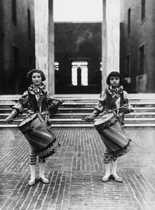 Villa Rosa Maltoni Mussolini: Zwei junge Mädchen als Pagen verkleidet von Fratelli Alinari
