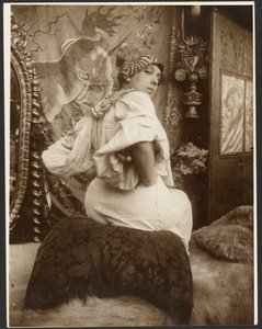 Weibliches Modell verwendet in den dekorativen Paneelen des Deutschen Theaters (New York), Paris, 1908