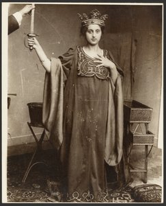 [Weibliches Modell mit Krone und Schwert] von Alphonse Maria Mucha