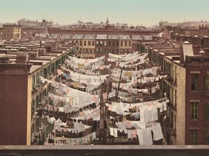 Eine Montagswäsche, New York City von American 20th Century, Detroit Photographic Company