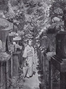 Eine fromme Verehrerin zählt die Steinlaternen in Kasuga
