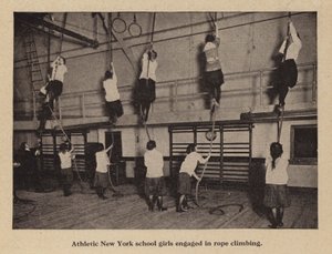 Sportliche New Yorker Schulmädchen beim Seilklettern