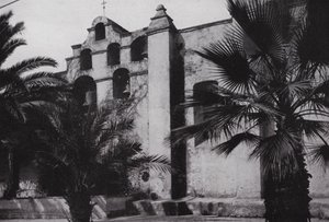 Kalifornien: Glocken der Mission San Gabriel, gegründet 1771, an den Hängen der mit Mohnblumen bedeckten Hügel in der Nähe von Pasadena von American Photographer (after)