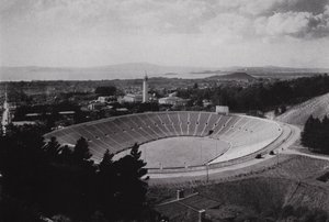 Kalifornien: Berkeley, Memorial Stadium der University of California, mit 75.000 Sitzplätzen von American Photographer (after)