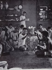 Porzellanmaler bei der Arbeit in den berühmten Kinkosan-Werken in Awata, Kioto von American Photographer (after)