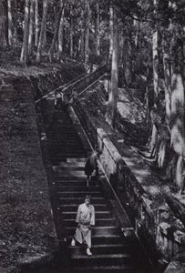 Die Treppe zum Grab des Shogun Ieyasu (s/w Foto) von American Photographer (after)