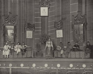Ein Tanz im Kairo-Theater von American Photographer