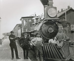 Ein Güterzug der Central Pacific Railway mit Besatzung in Mill City, Nevada von American Photographer