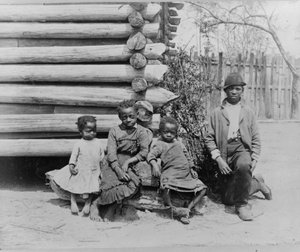 Afroamerikanischer Mann mit Kindern in der Nähe von Thomasville, Georgia