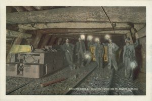 Amerikanischer Kohlebergbau: Wagen werden 1000 Fuß unter der Oberfläche mit Elektromotor gezogen von American Photographer