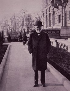 Andrew Carnegie vor seiner Villa in der Fifth Avenue, New York