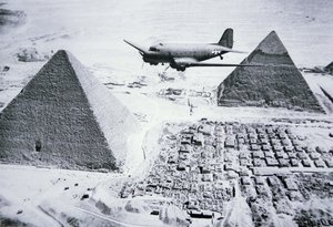 C-47 fliegt über die Pyramiden Ägyptens von American Photographer