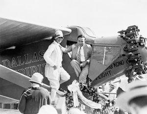 Kapitän und Frau P. Erwin bei der Enthüllung des Dallas Spirit auf dem Love Field, 6. August 1927